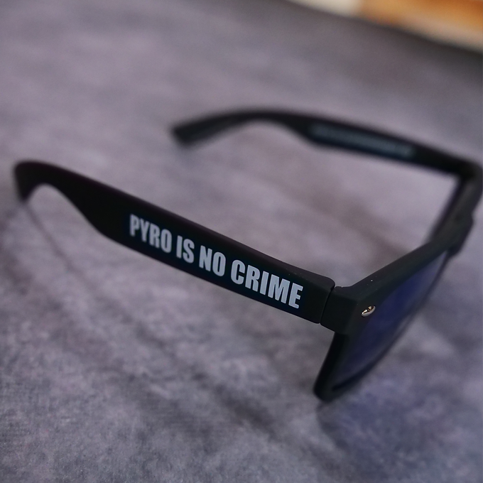 Sonnenbrille “PYRO-IS-NO-CRIME”
