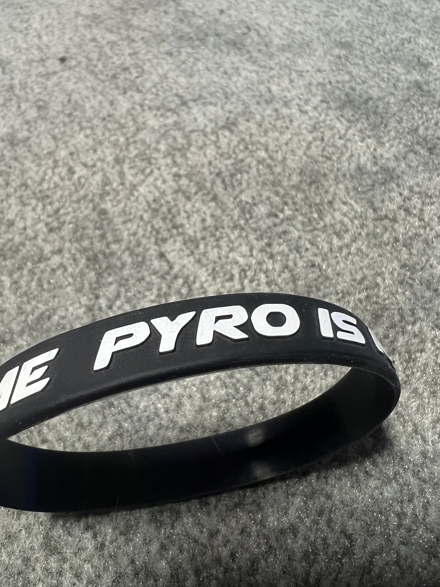 Armband "PYRO-IS-NO-CRIME"