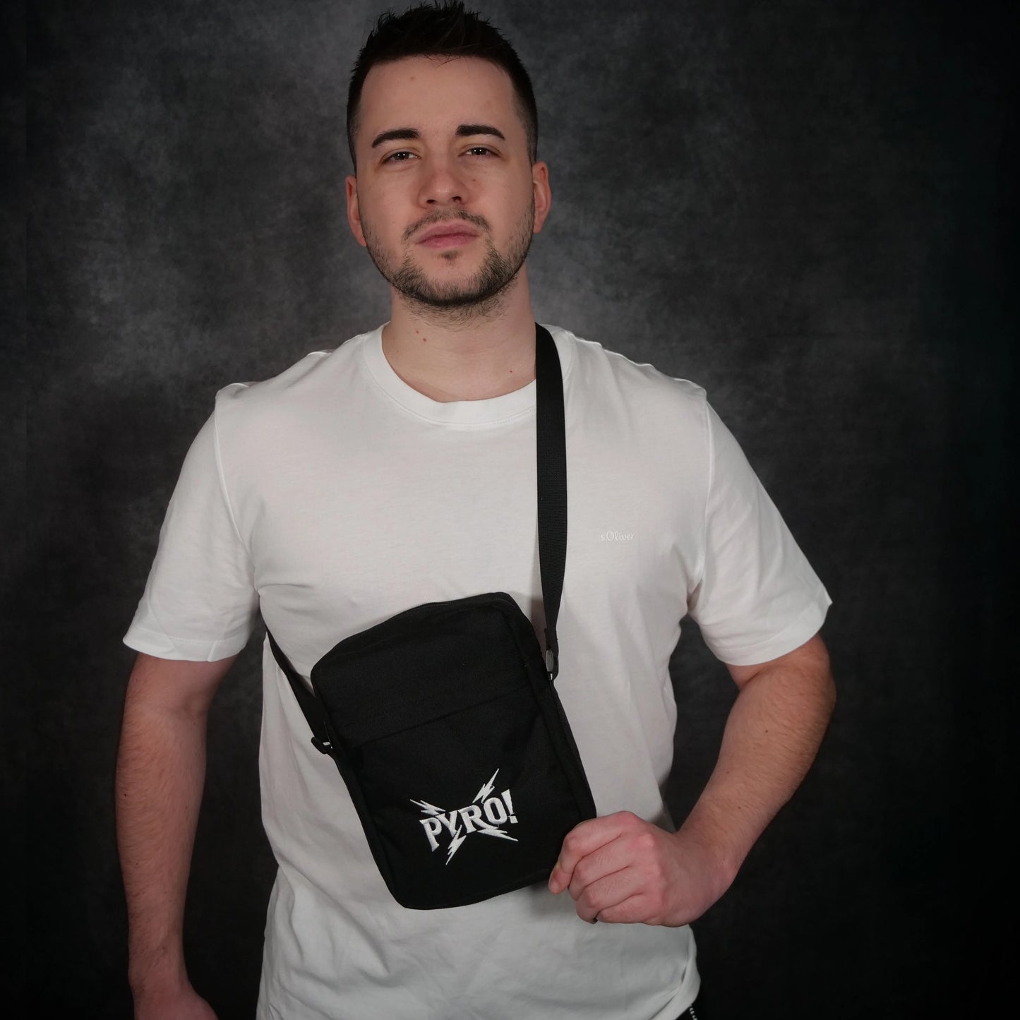 Umhängetasche – PYRO! (Logo mit Stick)