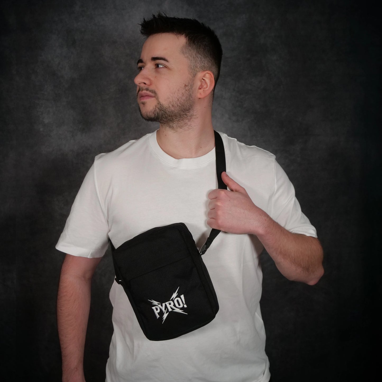 Umhängetasche – PYRO! (Logo mit Stick)